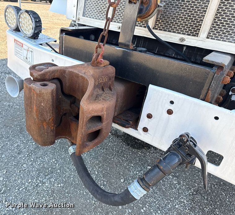 image for item EG2661 2011 Peterbilt 367 crane truck