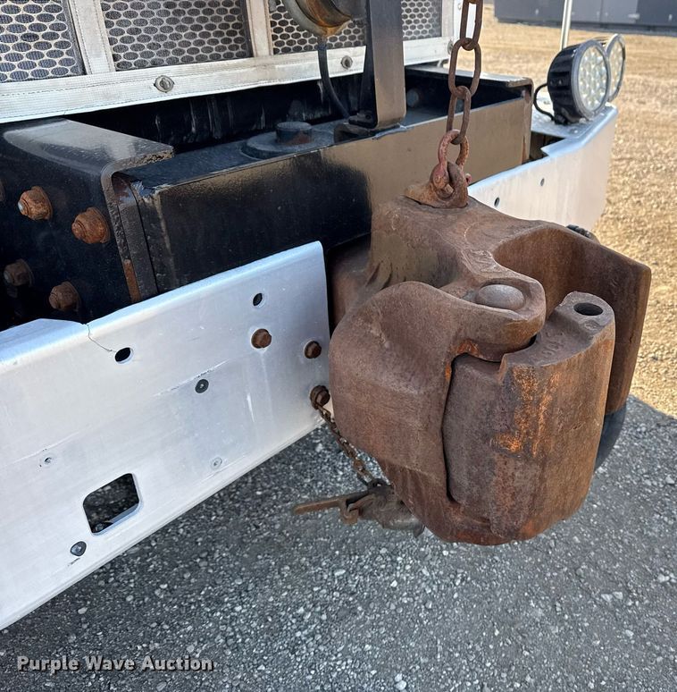 image for item EG2661 2011 Peterbilt 367 crane truck