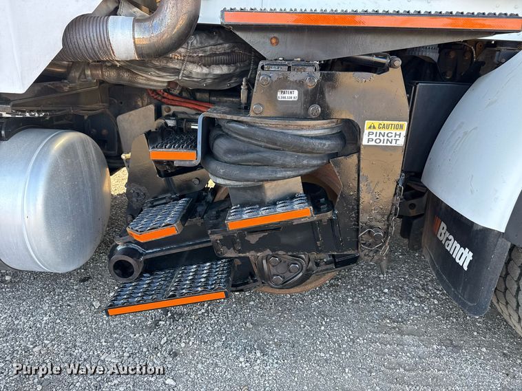 image for item EG2661 2011 Peterbilt 367 crane truck