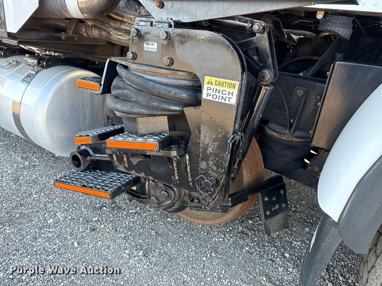 image for item EG2661 2011 Peterbilt 367 crane truck