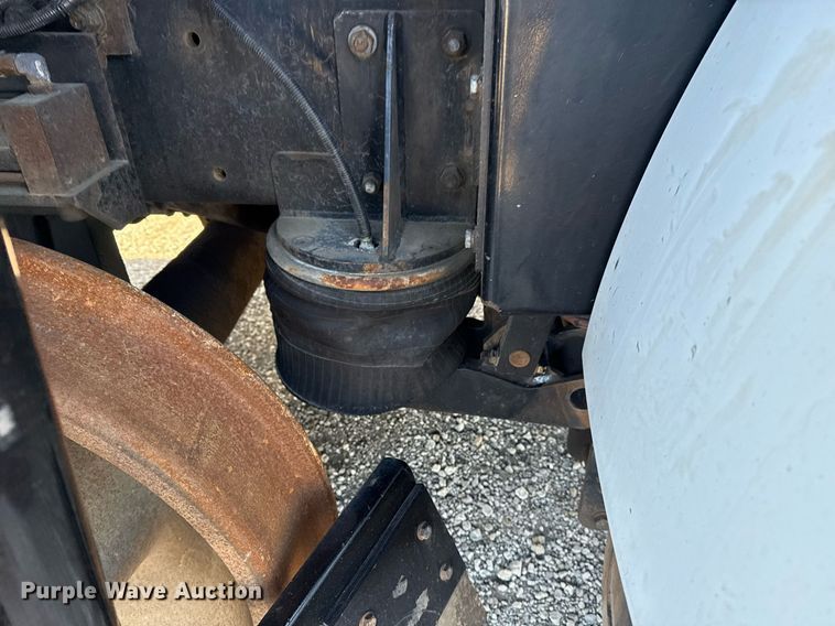 image for item EG2661 2011 Peterbilt 367 crane truck