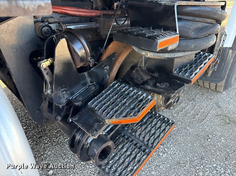 image for item EG2661 2011 Peterbilt 367 crane truck