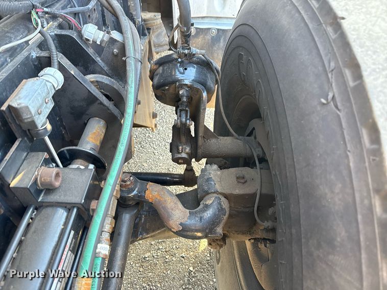 image for item EG2661 2011 Peterbilt 367 crane truck