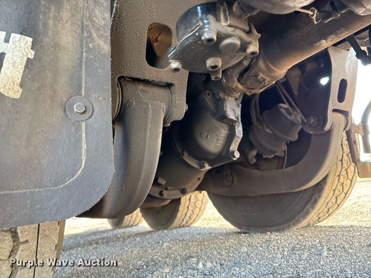 image for item EG2661 2011 Peterbilt 367 crane truck