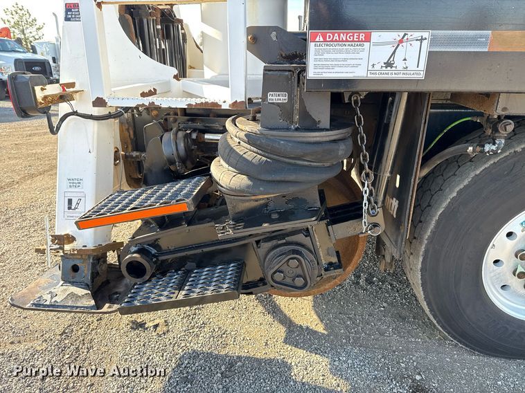 image for item EG2661 2011 Peterbilt 367 crane truck