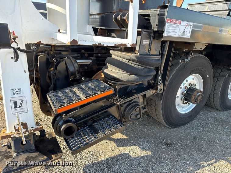 image for item EG2661 2011 Peterbilt 367 crane truck