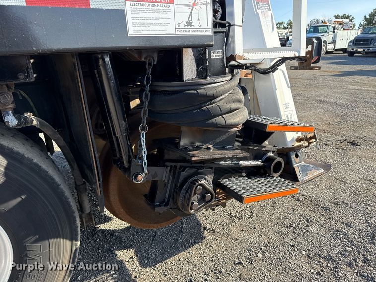 image for item EG2661 2011 Peterbilt 367 crane truck