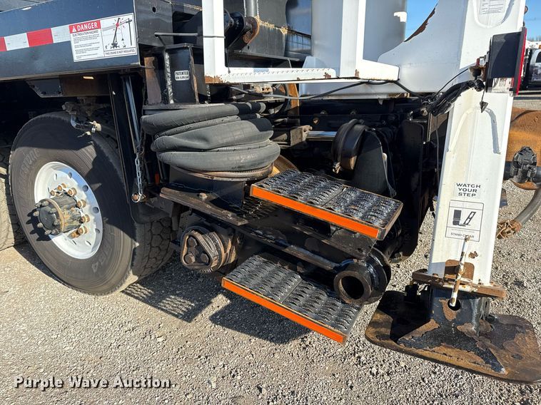 image for item EG2661 2011 Peterbilt 367 crane truck