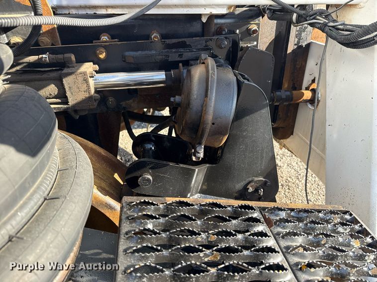 image for item EG2661 2011 Peterbilt 367 crane truck