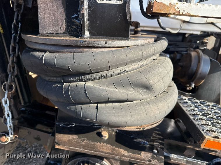 image for item EG2661 2011 Peterbilt 367 crane truck