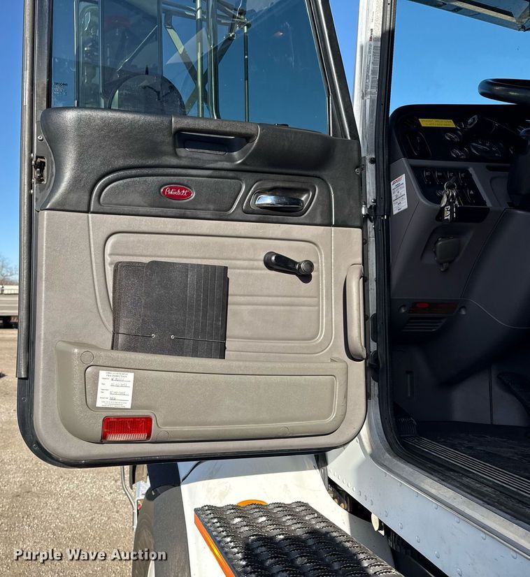 image for item EG2661 2011 Peterbilt 367 crane truck