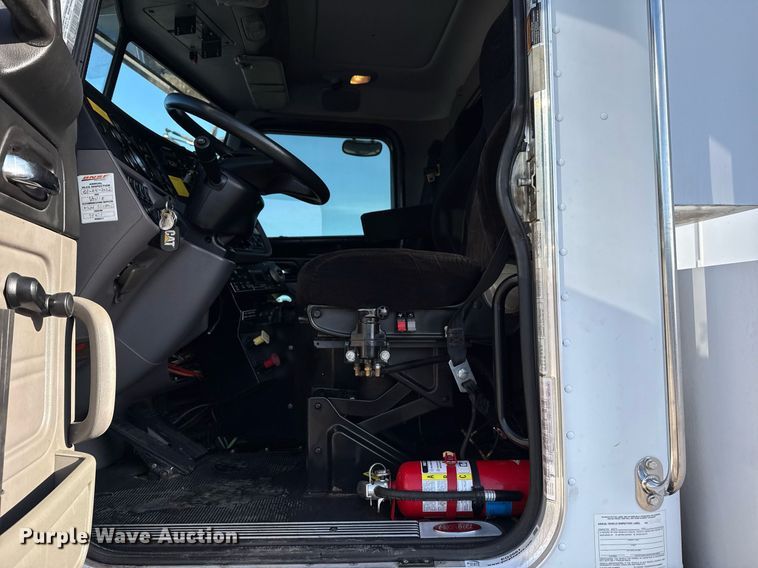 image for item EG2661 2011 Peterbilt 367 crane truck