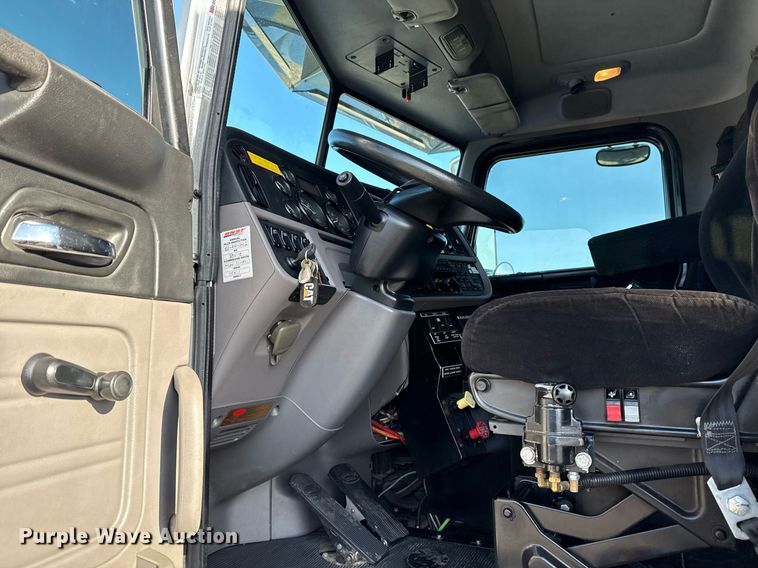 image for item EG2661 2011 Peterbilt 367 crane truck