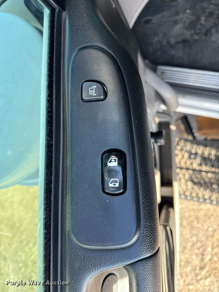 image for item EG2661 2011 Peterbilt 367 crane truck