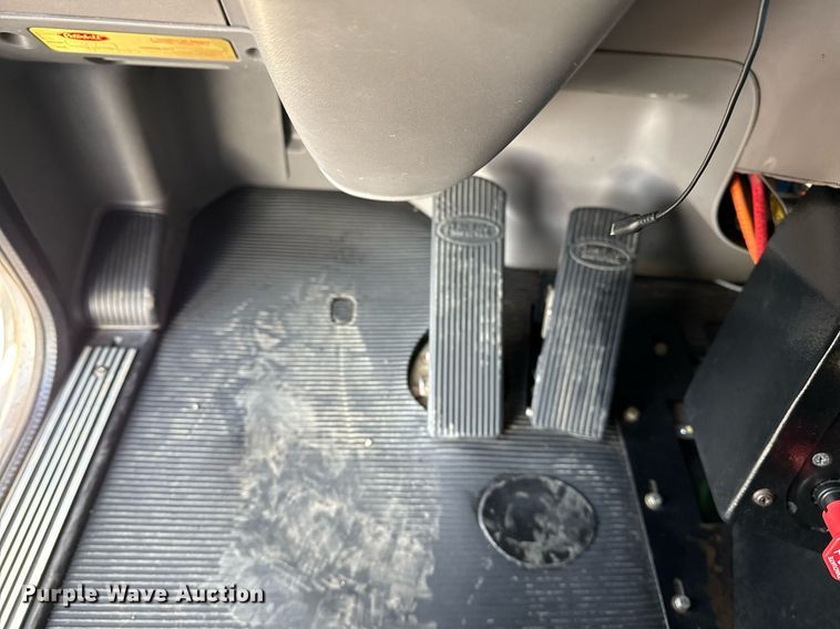 image for item EG2661 2011 Peterbilt 367 crane truck