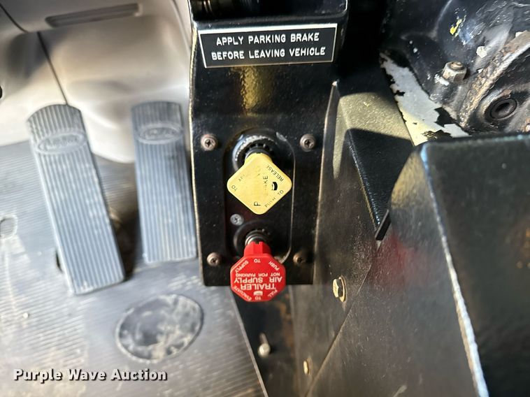 image for item EG2661 2011 Peterbilt 367 crane truck