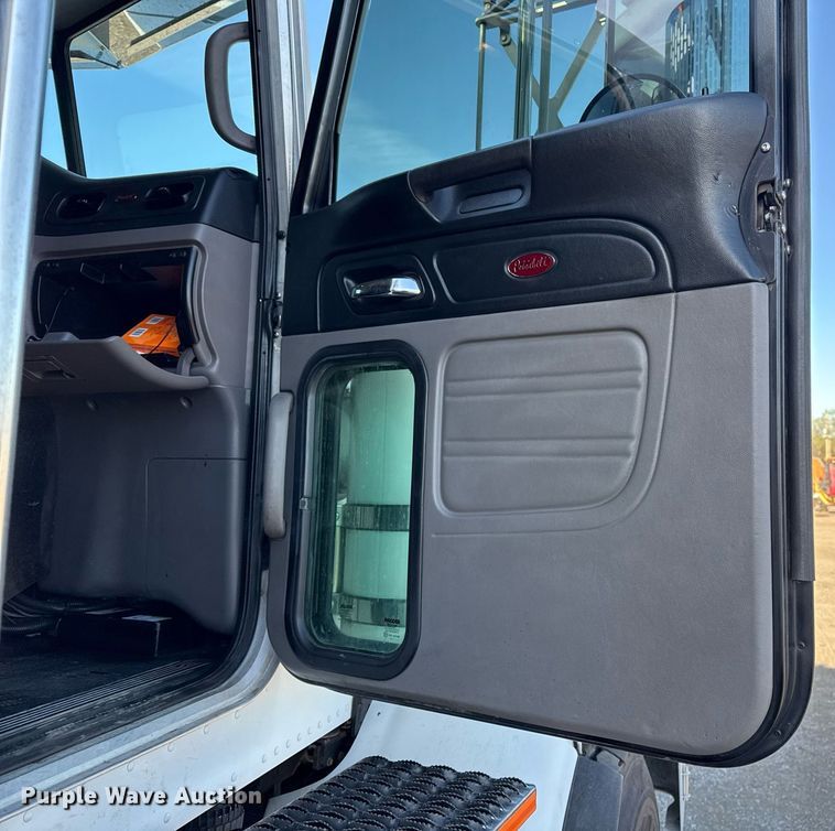 image for item EG2661 2011 Peterbilt 367 crane truck