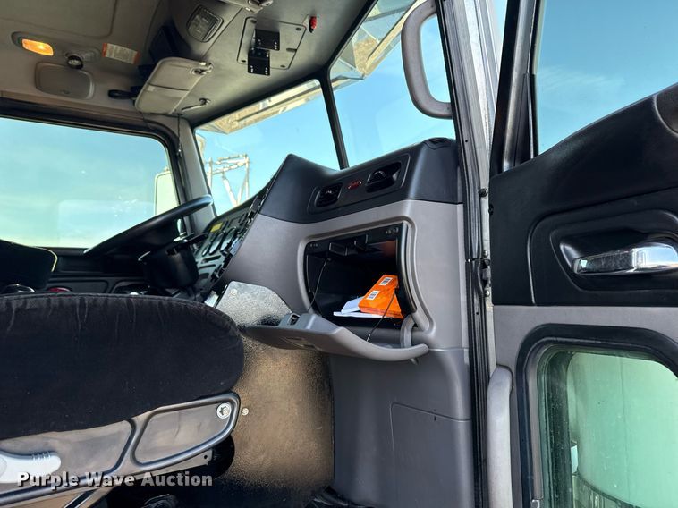 image for item EG2661 2011 Peterbilt 367 crane truck