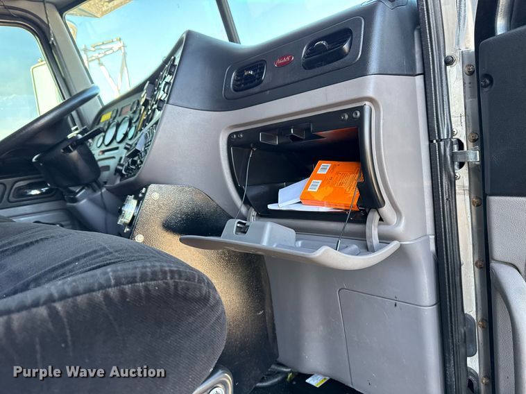 image for item EG2661 2011 Peterbilt 367 crane truck