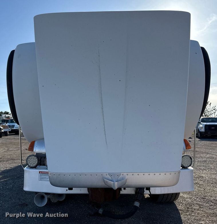 image for item EG2661 2011 Peterbilt 367 crane truck