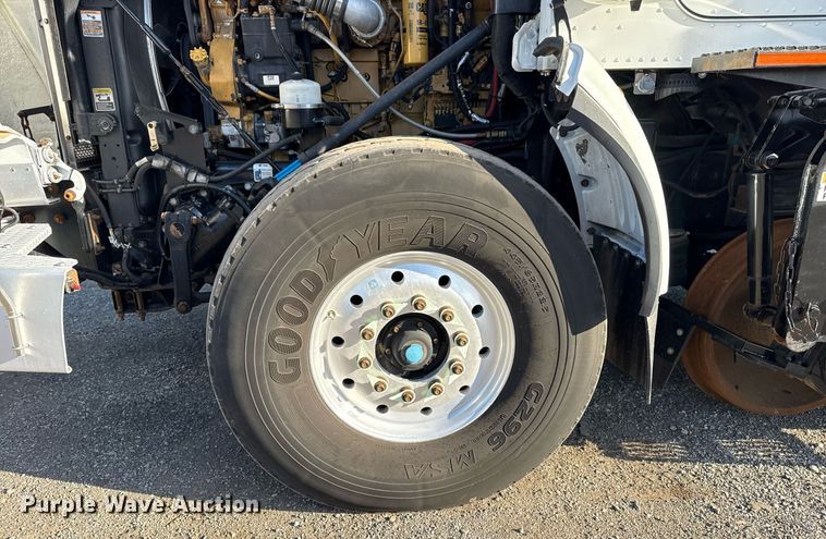 image for item EG2661 2011 Peterbilt 367 crane truck