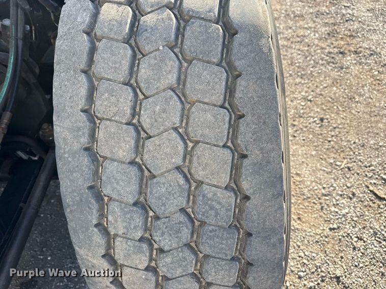 image for item EG2661 2011 Peterbilt 367 crane truck