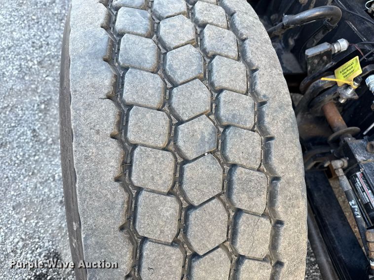 image for item EG2661 2011 Peterbilt 367 crane truck