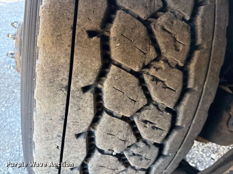 image for item EG2661 2011 Peterbilt 367 crane truck