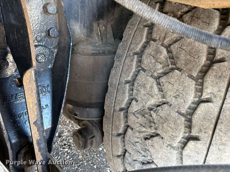 image for item EG2661 2011 Peterbilt 367 crane truck