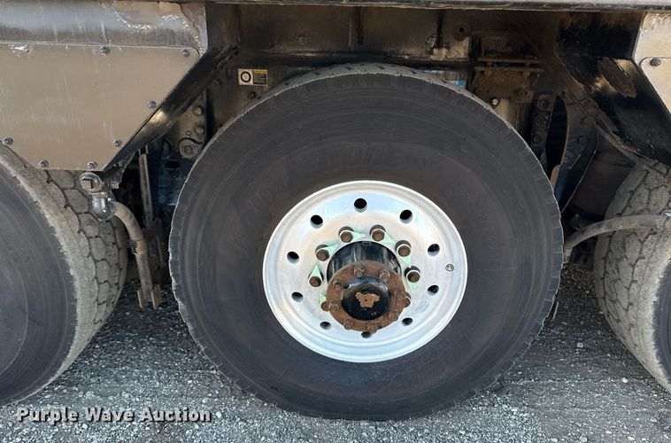 image for item EG2661 2011 Peterbilt 367 crane truck