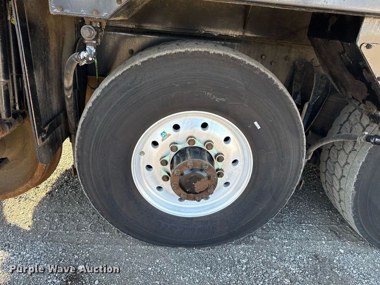 image for item EG2661 2011 Peterbilt 367 crane truck