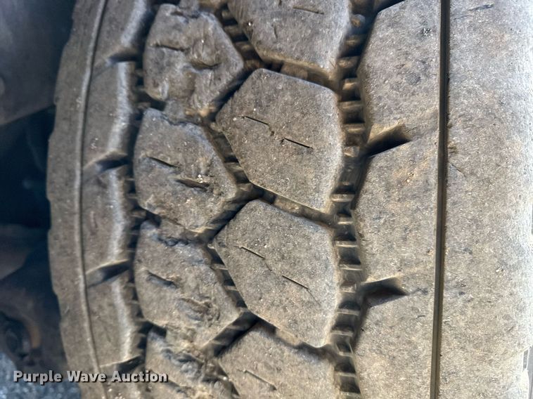 image for item EG2661 2011 Peterbilt 367 crane truck