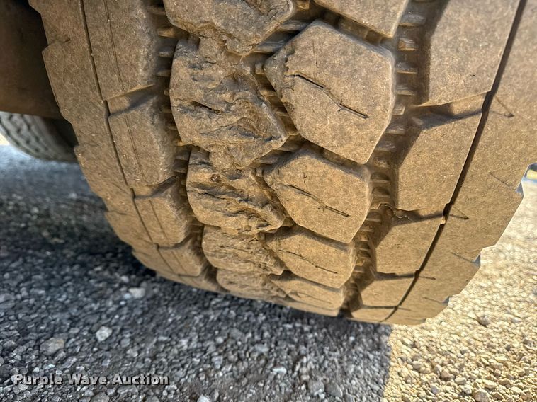 image for item EG2661 2011 Peterbilt 367 crane truck