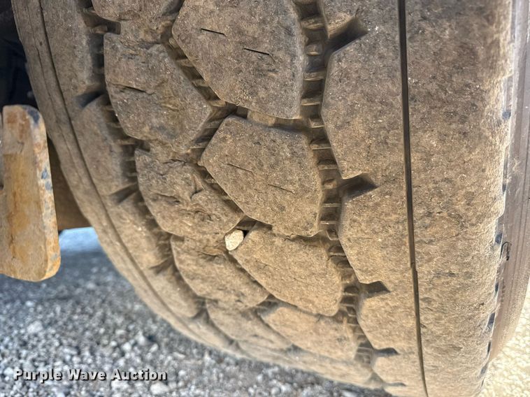 image for item EG2661 2011 Peterbilt 367 crane truck