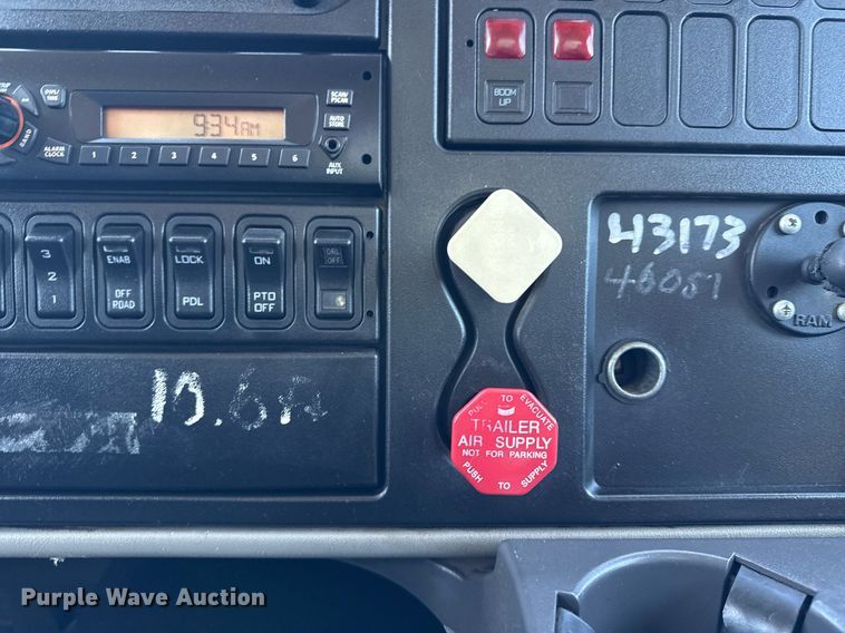 image for item EG2664 2011 International 7600 dump truck