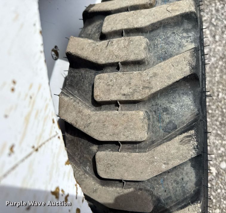 image for item EG5686 1984 Bobcat 443 skid steer loader