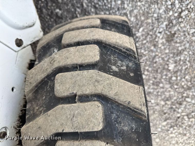 image for item EG5686 1984 Bobcat 443 skid steer loader