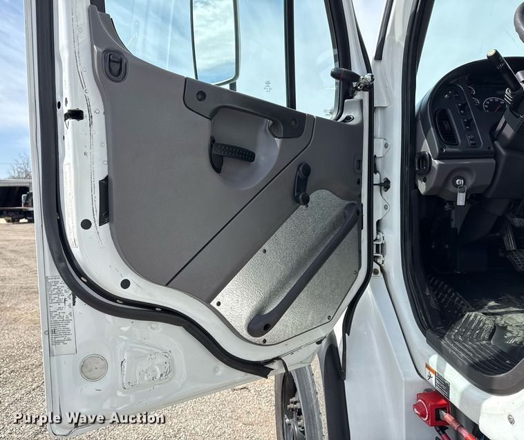 image for item EG5687 2013 Freightliner Business Class M2 bucket truck