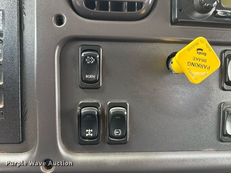 image for item EG5687 2013 Freightliner Business Class M2 bucket truck