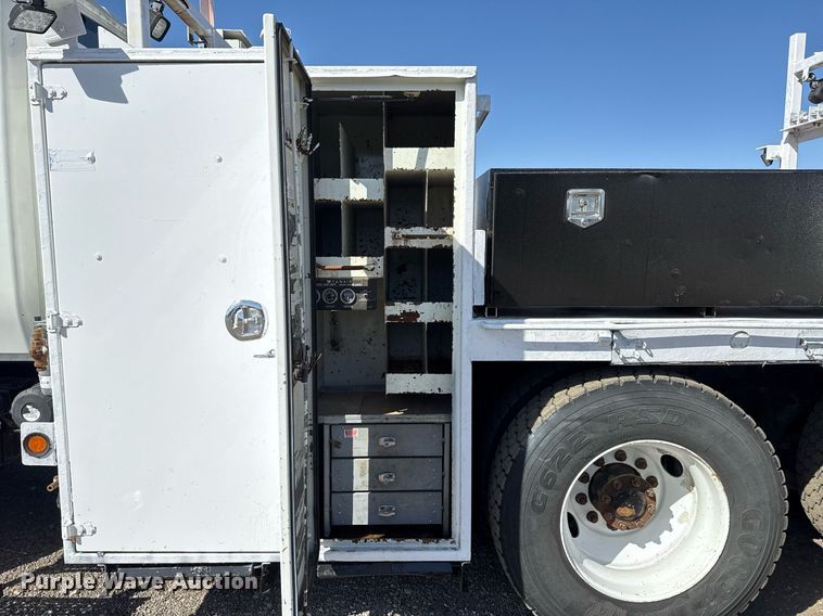 image for item EG5692 2009 International 7500 Crew Cab crane truck