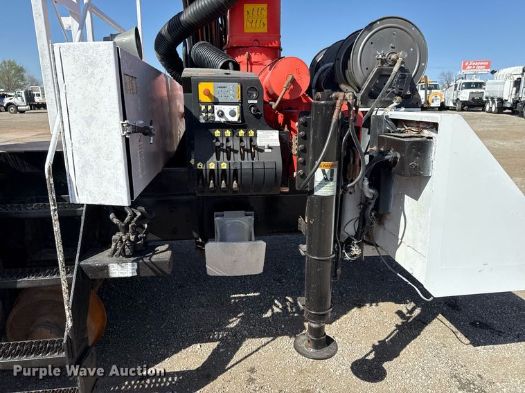 image for item EG5692 2009 International 7500 Crew Cab crane truck