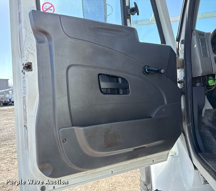 image for item EG5692 2009 International 7500 Crew Cab crane truck