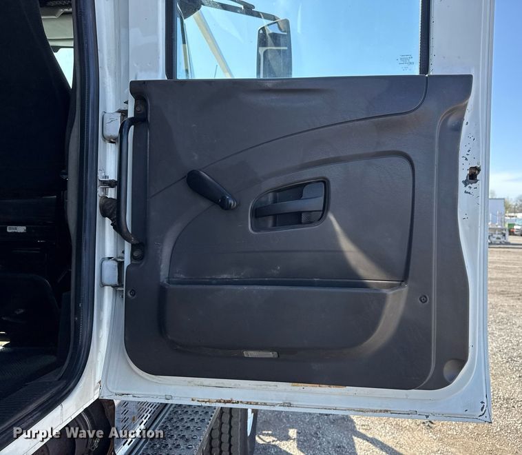 image for item EG5692 2009 International 7500 Crew Cab crane truck