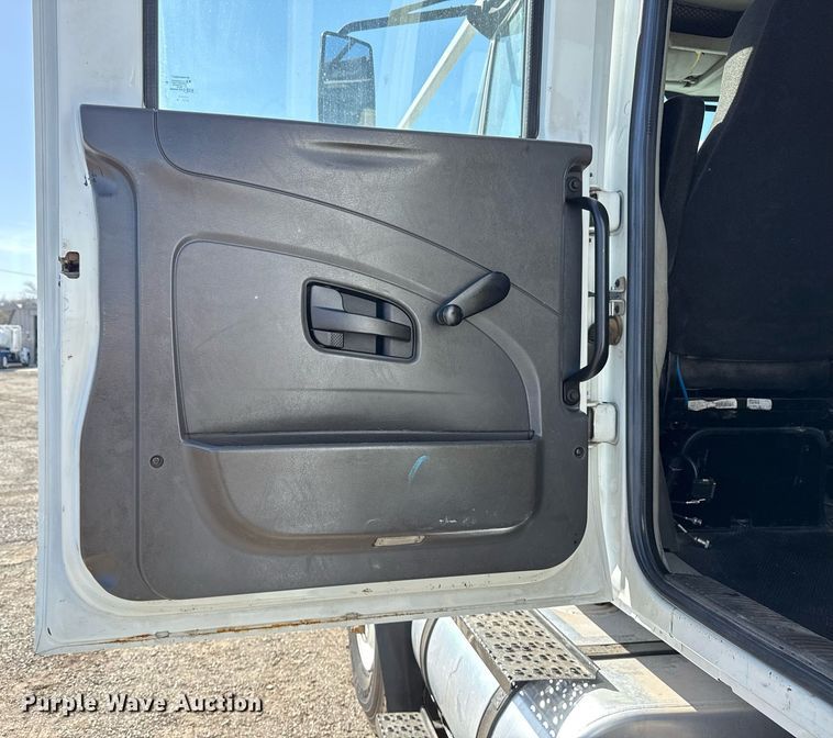 image for item EG5692 2009 International 7500 Crew Cab crane truck