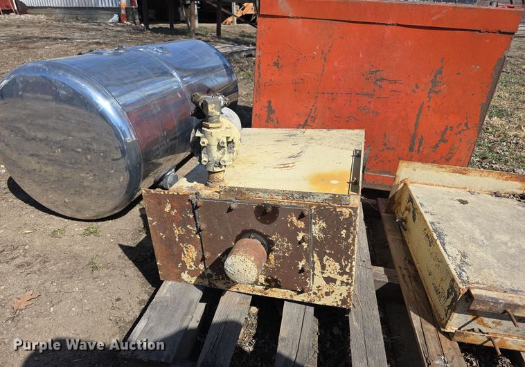 image for item EH8703 (4) tanks