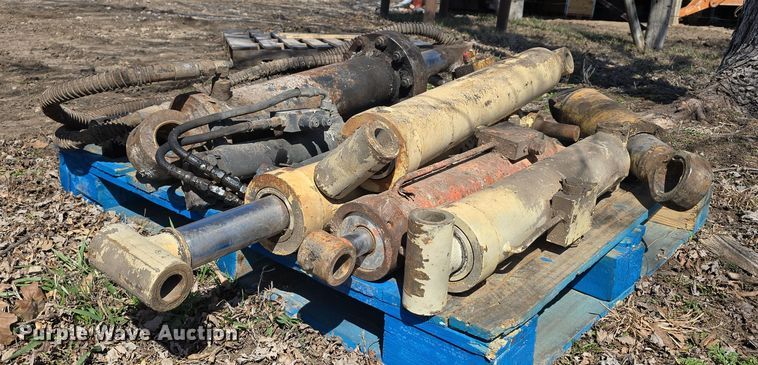image for item EH8704 (13) hydraulic cylinders