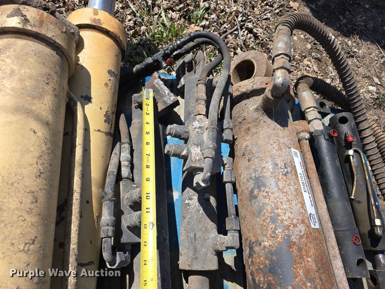 image for item EH8704 (13) hydraulic cylinders