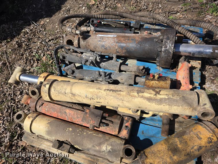 image for item EH8704 (13) hydraulic cylinders