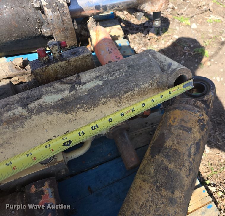 image for item EH8704 (13) hydraulic cylinders