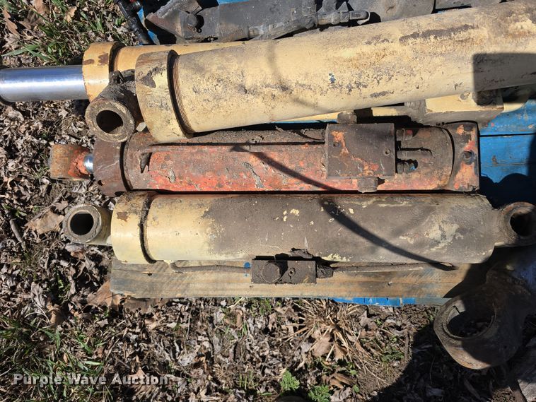 image for item EH8704 (13) hydraulic cylinders